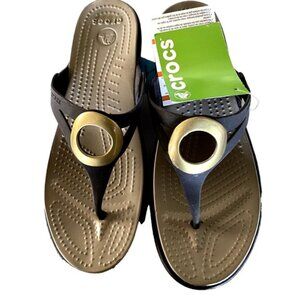 NWT Crocs Sanrah 9 Espresso Khaki Flip Flop Wedge With Gold Circle Relaxed Fit